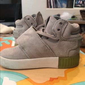 Adidas Toddler Boy Size 5 shoes